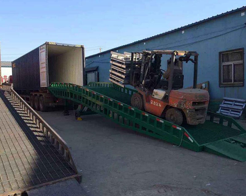 德州某物流公司訂購的登車(chē)橋